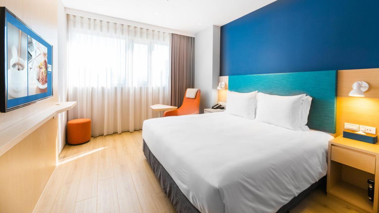 Holiday Inn Express Taichung Fengchia By Ihg Exterior photo