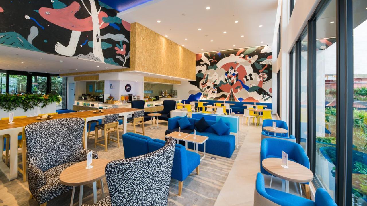 Holiday Inn Express Taichung Fengchia By Ihg Exterior photo