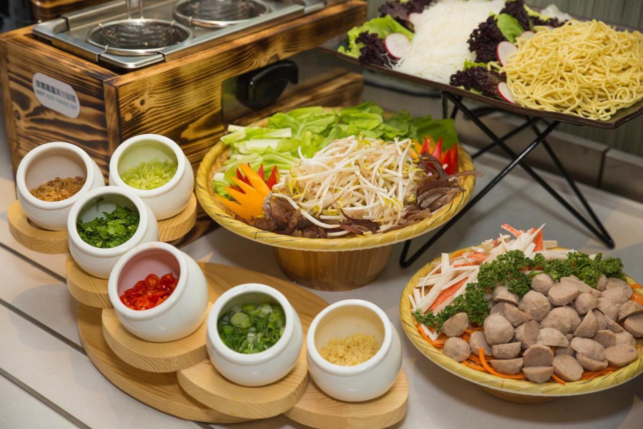 Holiday Inn Express Taichung Fengchia By Ihg Exterior photo