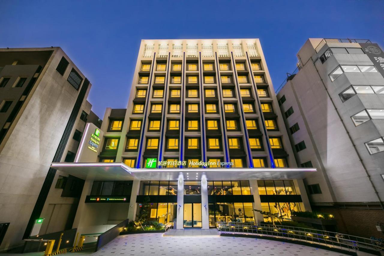 Holiday Inn Express Taichung Fengchia By Ihg Exterior photo