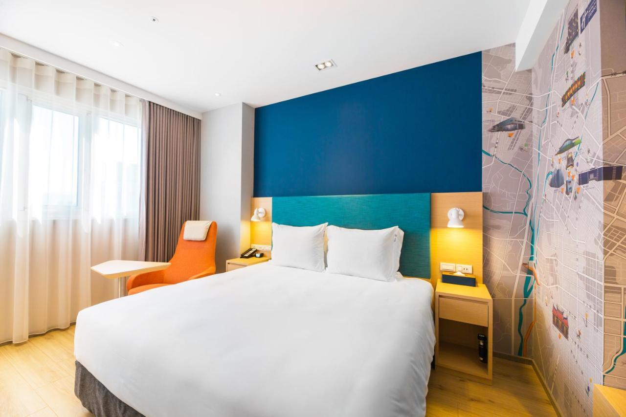 Holiday Inn Express Taichung Fengchia By Ihg Exterior photo