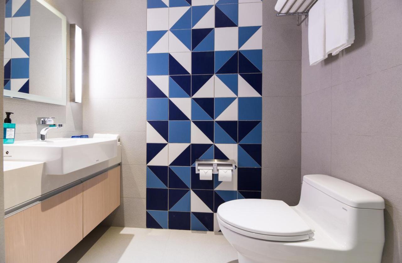 Holiday Inn Express Taichung Fengchia By Ihg Exterior photo