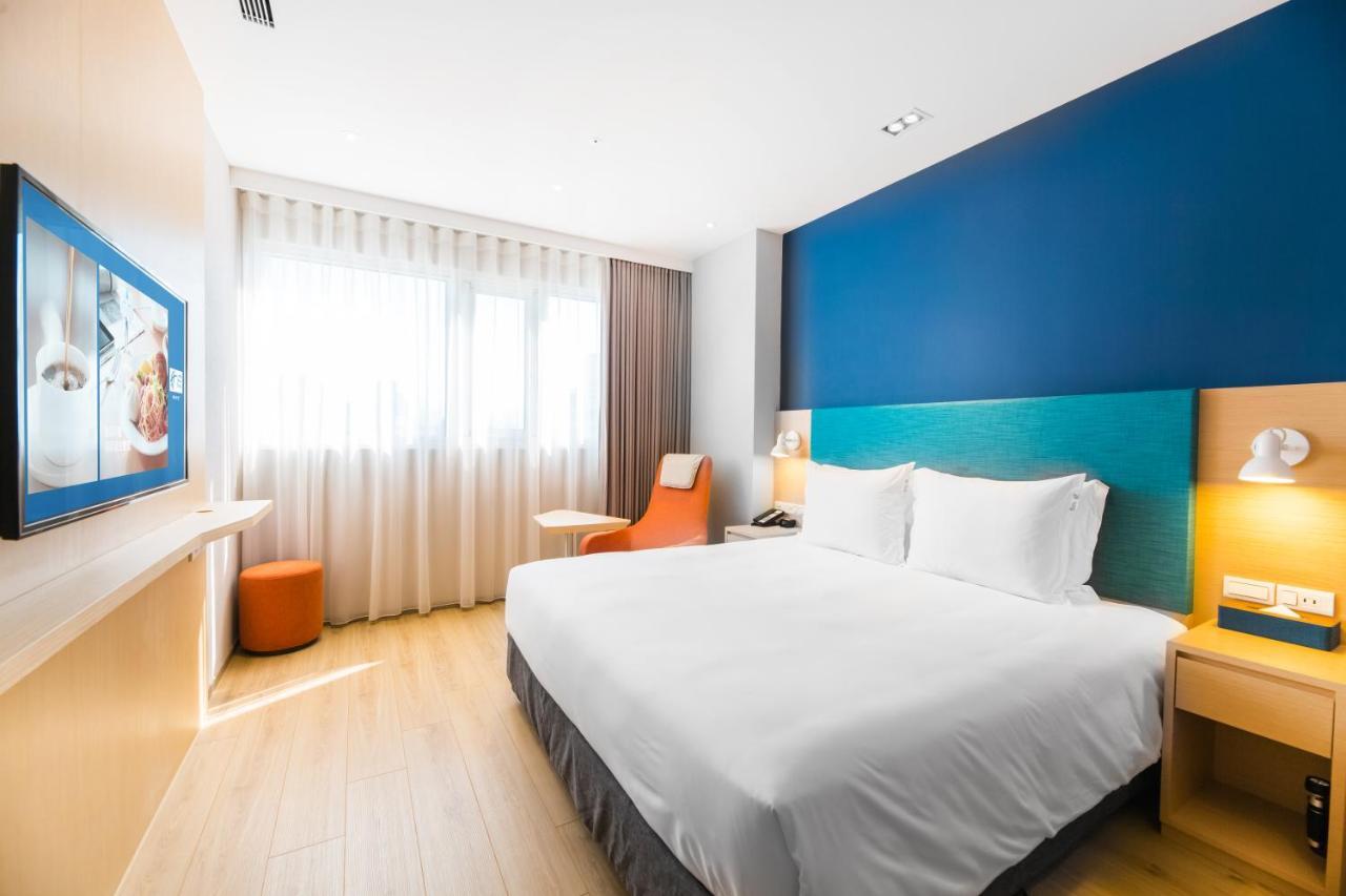 Holiday Inn Express Taichung Fengchia By Ihg Exterior photo
