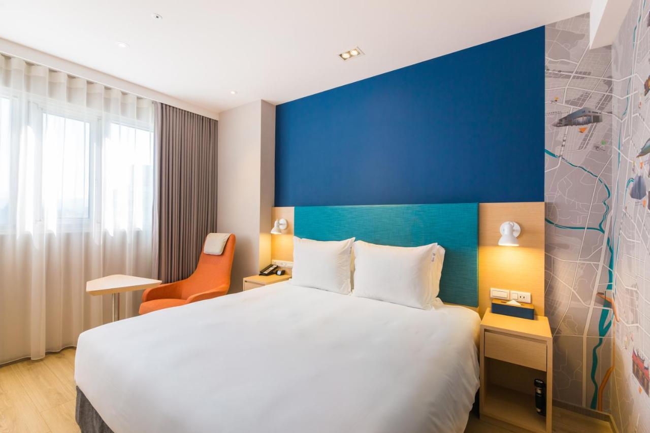 Holiday Inn Express Taichung Fengchia By Ihg Exterior photo