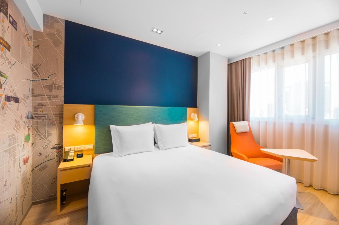 Holiday Inn Express Taichung Fengchia By Ihg Exterior photo