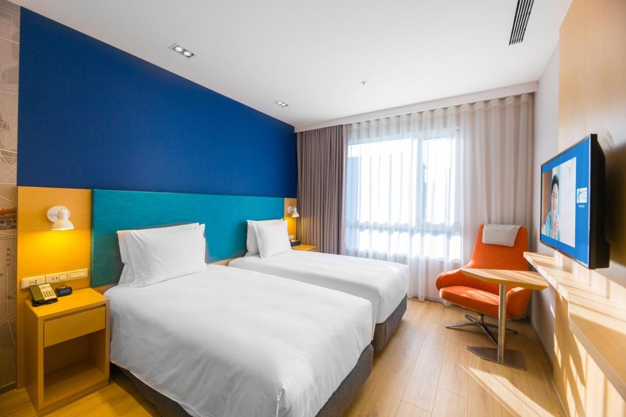 Holiday Inn Express Taichung Fengchia By Ihg Exterior photo